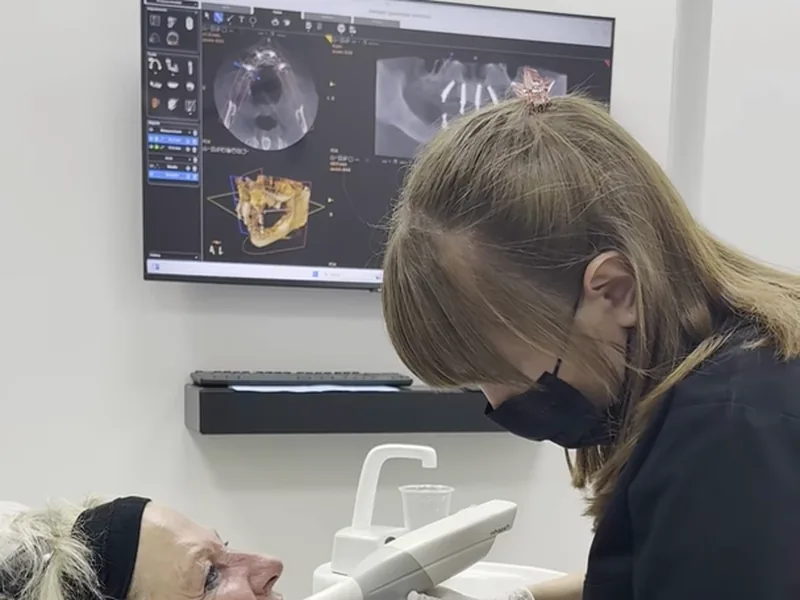 Paziente in poltrona con la TAC 3D sullo schermo