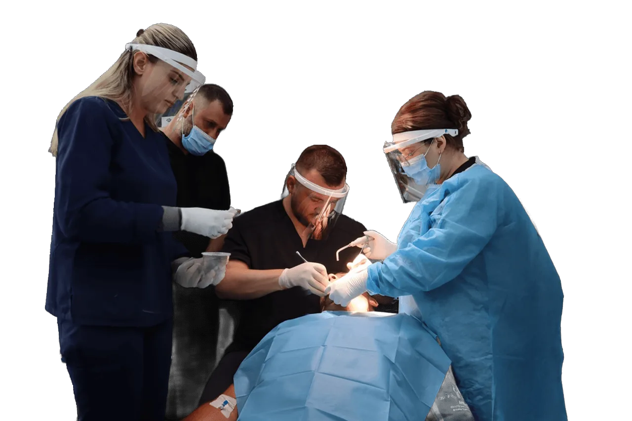 Il Dr. Andi Mavriqi e il suo team durante un intervento di implantologia